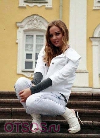 Мери оказывает услугу Минет