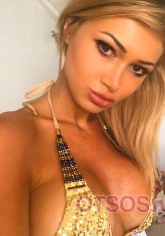 Кира оказывает услугу Минет