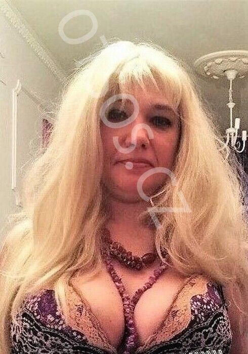 Камилла оказывает услугу Минет