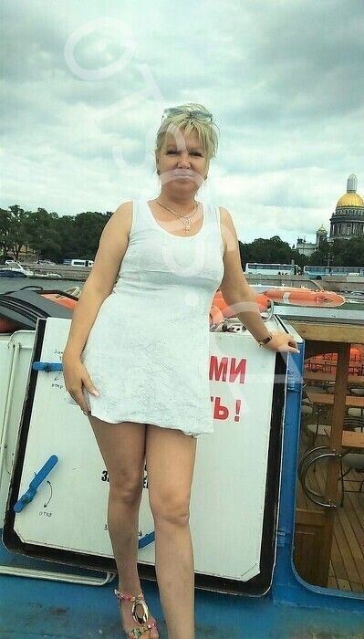 Лавра оказывает услугу Минет